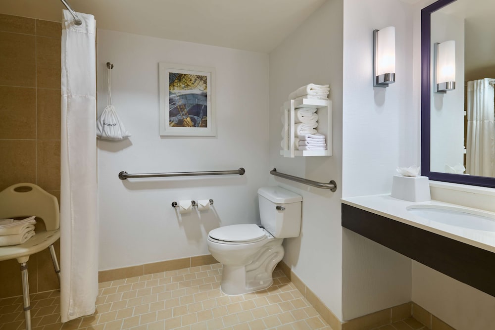 Room, 2 Double Beds, Accessible (Mobility & Hearing, Roll-In Shower) - Photo 4