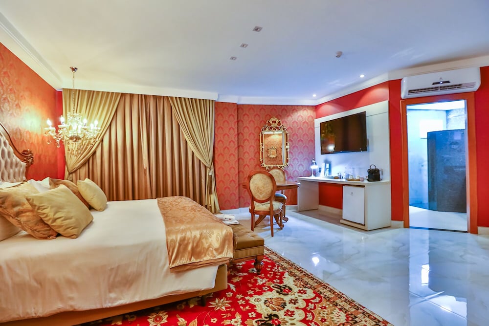 Royal Room, 1 King Bed photo 3