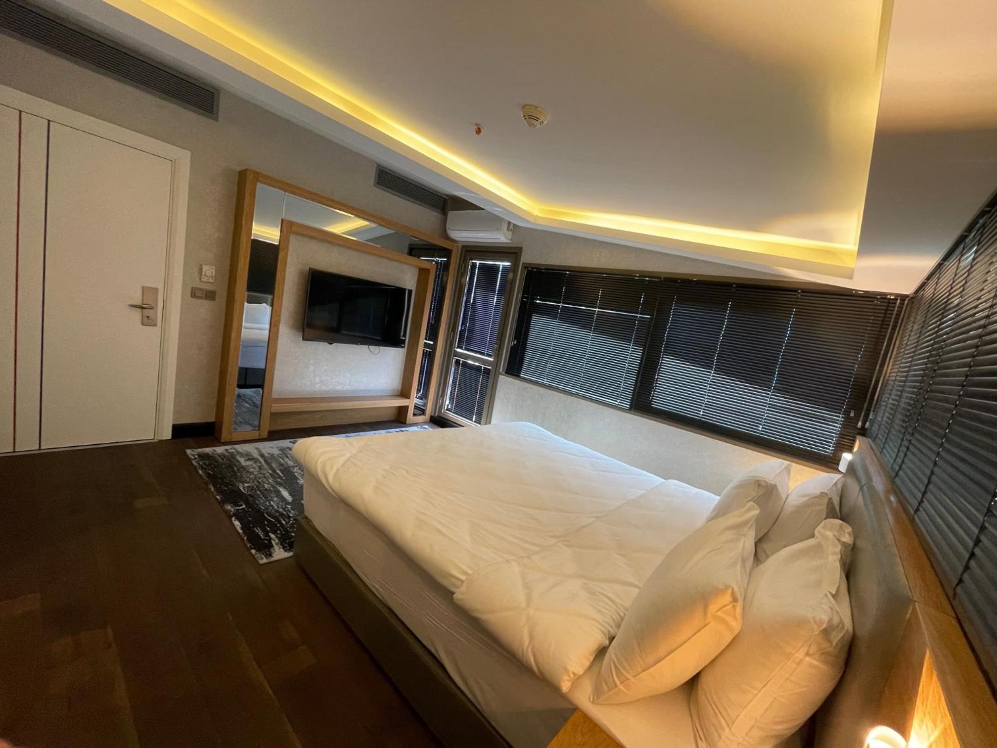 Deluxe Double Room with Side Sea View photo 2