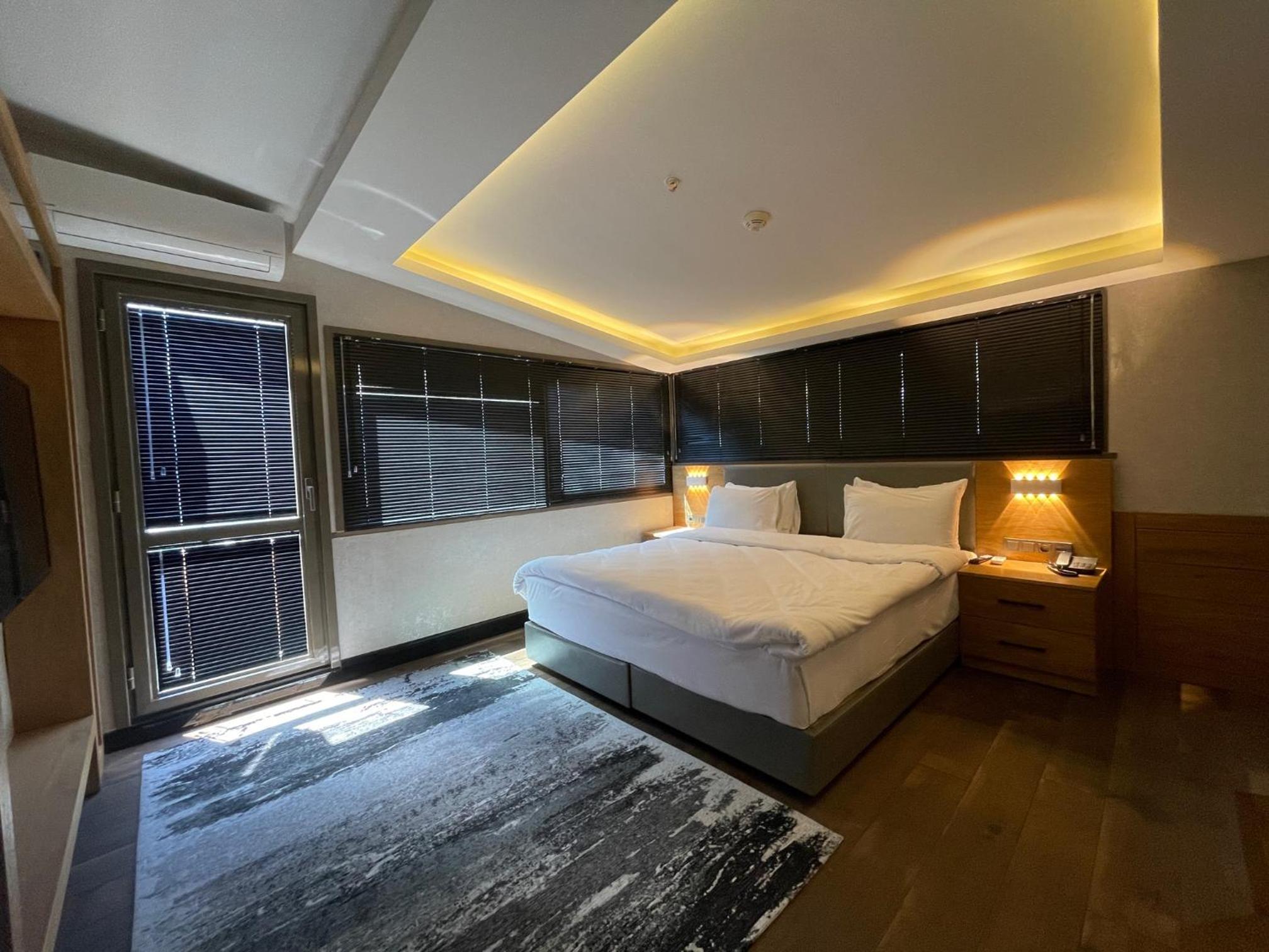Deluxe Double Room with Side Sea View photo 3