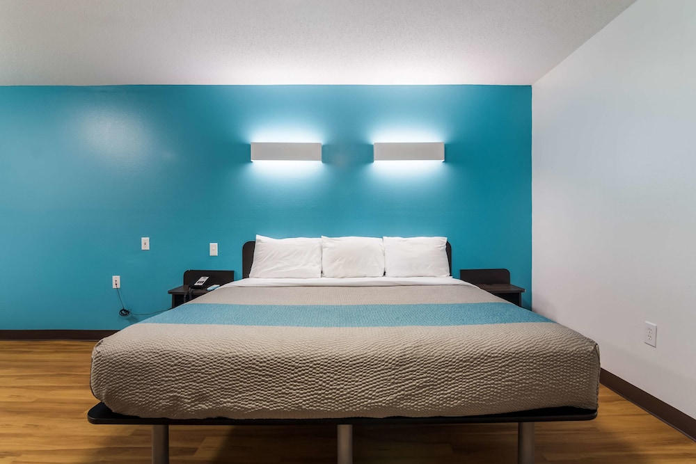 Standard Room, 1 King Bed, Non Smoking, Refrigerator & Microwave photo 3