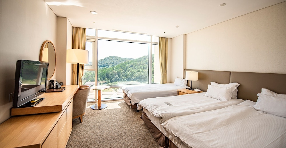 Family Twin Room, Partial Ocean View (Max 3 People) photo 1