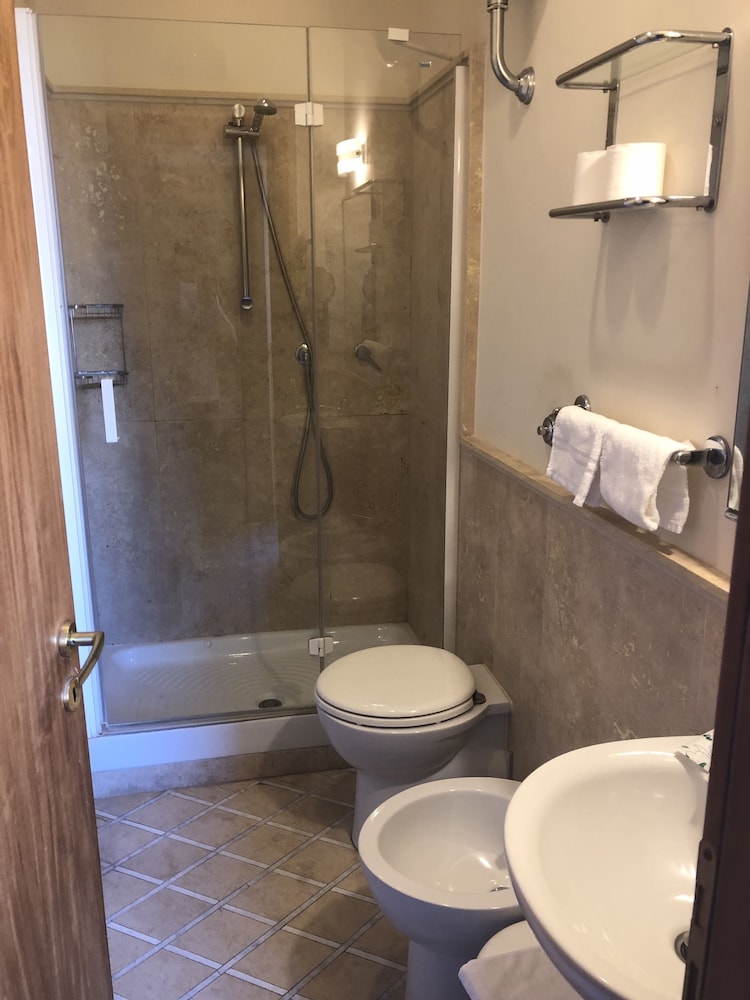 Standard Twin Room - Photo 12