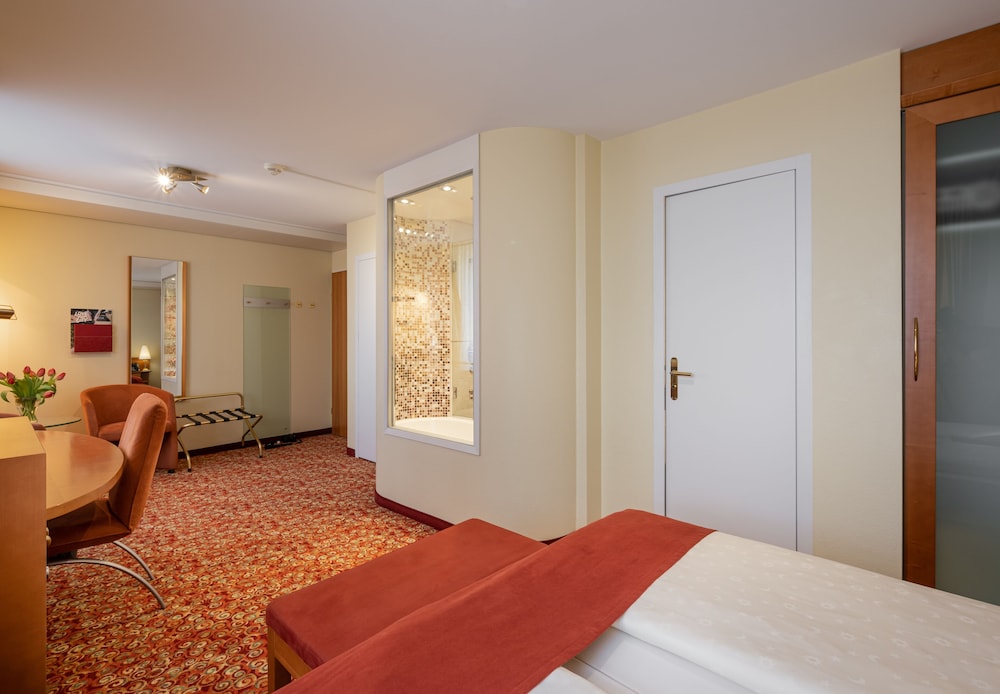 Superior Twin Room, 2 Twin Beds - Photo 8