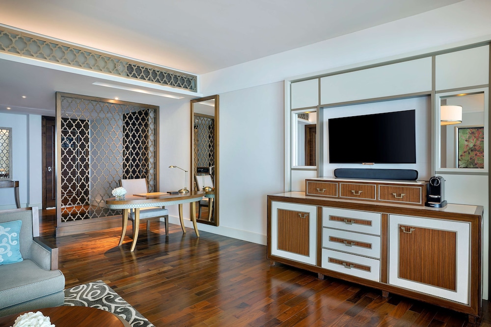 Club King Suite with Sea View thumbnail 6