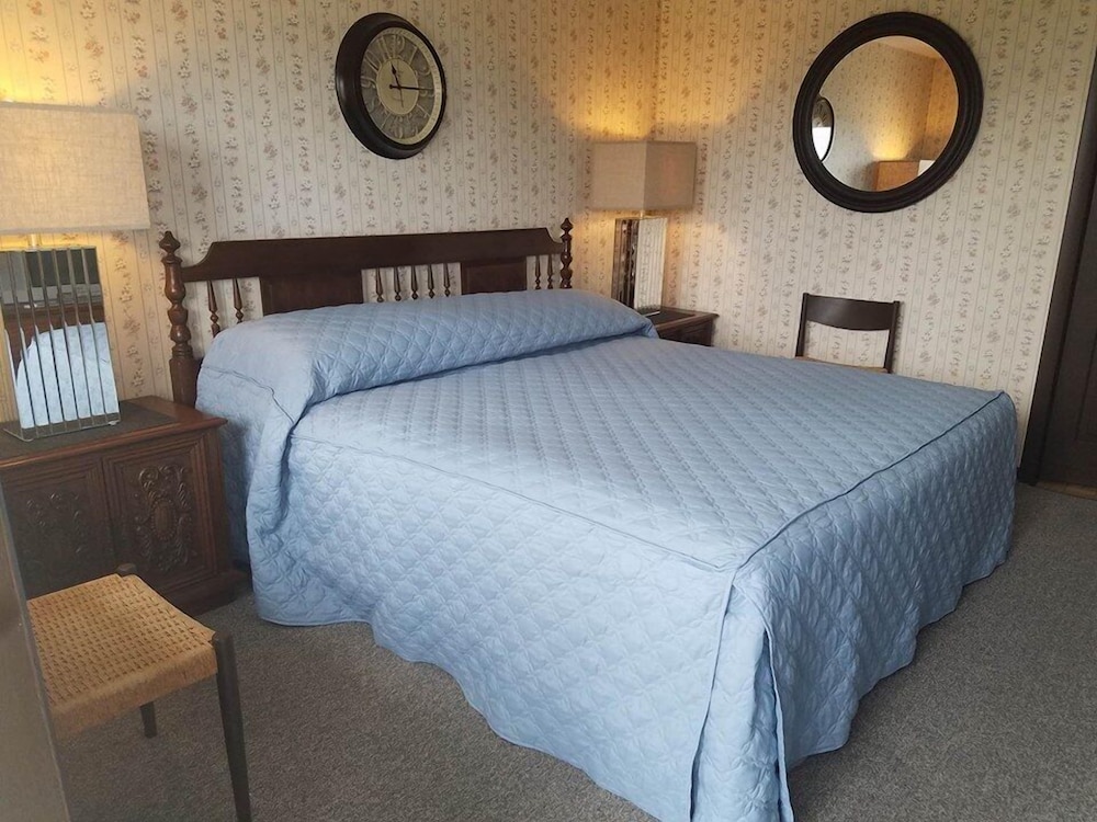 Standard Room, 1 King Bed photo 2