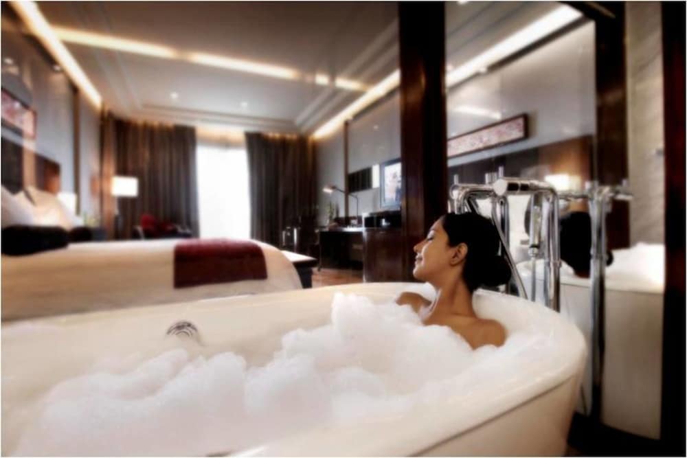 Premium Room, Club Lounge Access, City View (Pool) - Photo 6