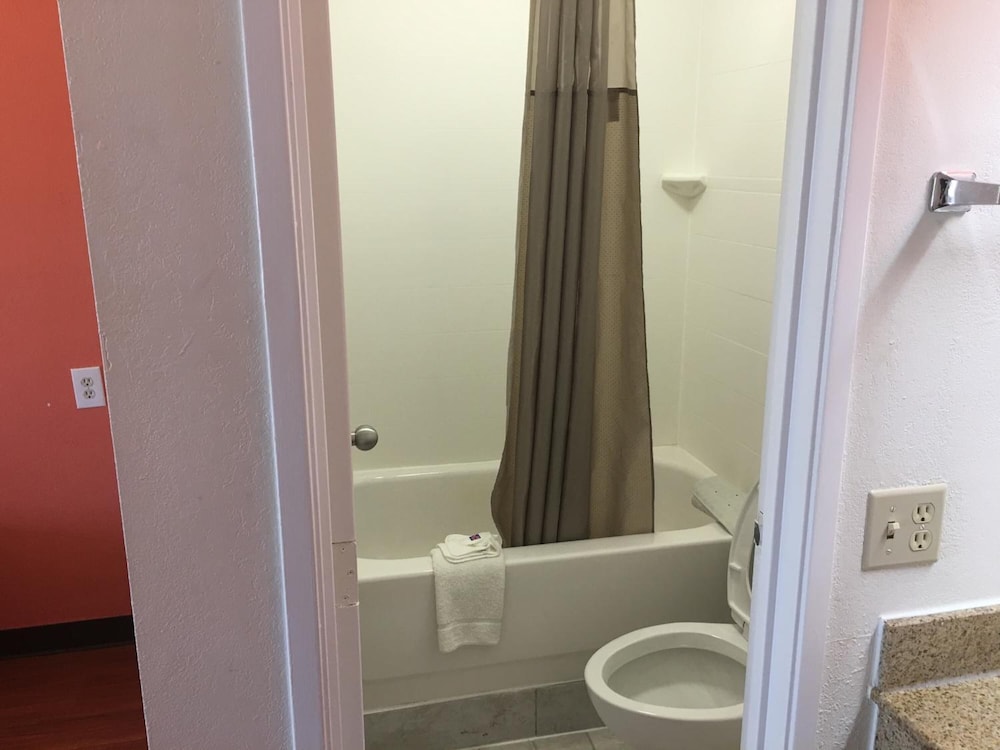 Standard Room, 1 King Bed, Smoking, Refrigerator & Microwave - Photo 12