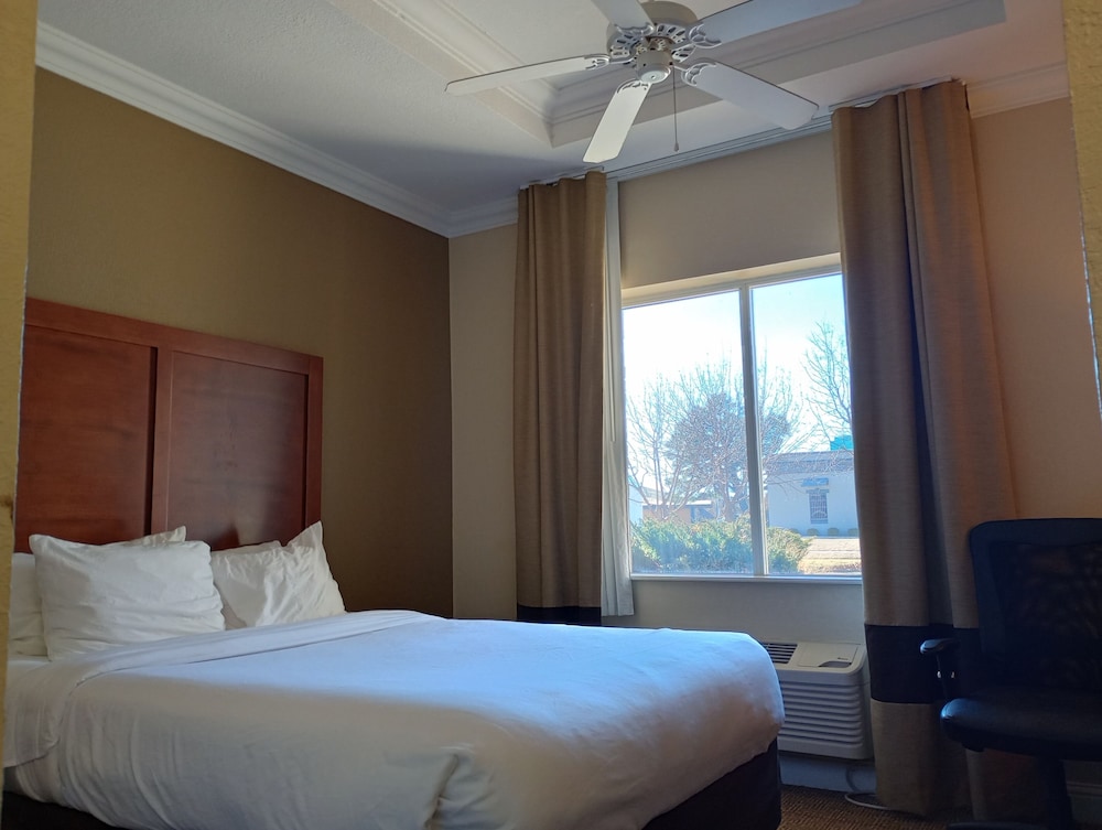 Basic Room, 1 Queen Bed - Photo 1