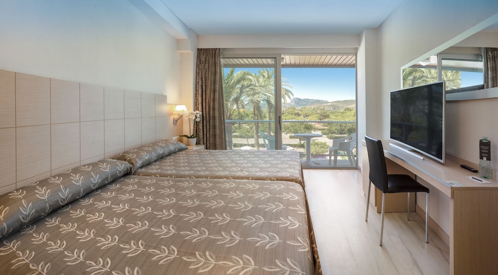 Quadruple Room, Balcony (2 Adults and 2 Children) - Photo 1
