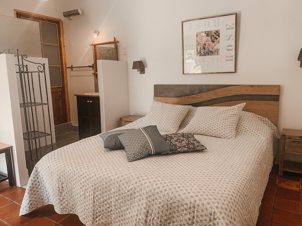 Standard Double Room, 1 Queen Bed, Pool View photo 1