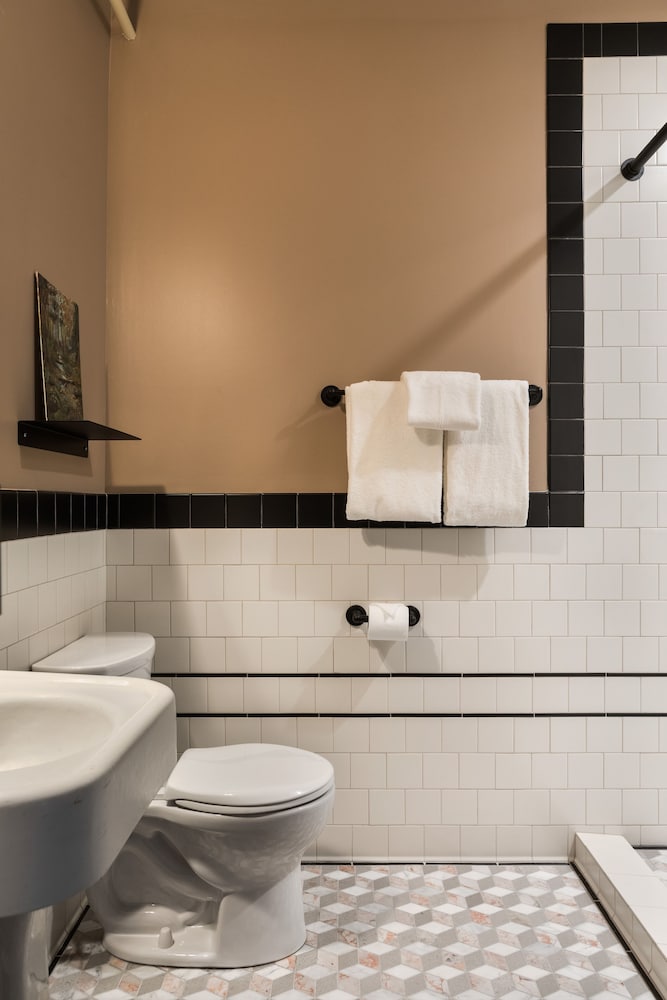 Standard Room, 1 Queen Bed, Shared Bathroom (Queen Shared Bath)