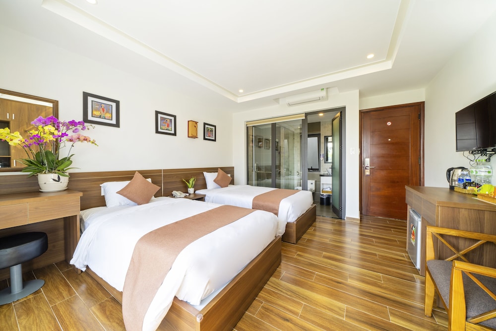 Deluxe Room, Balcony, City View - Photo 4