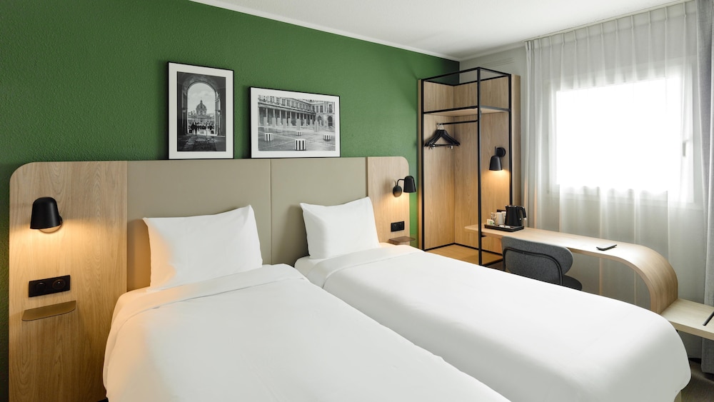 Standard Room, Multiple Beds - Photo 2