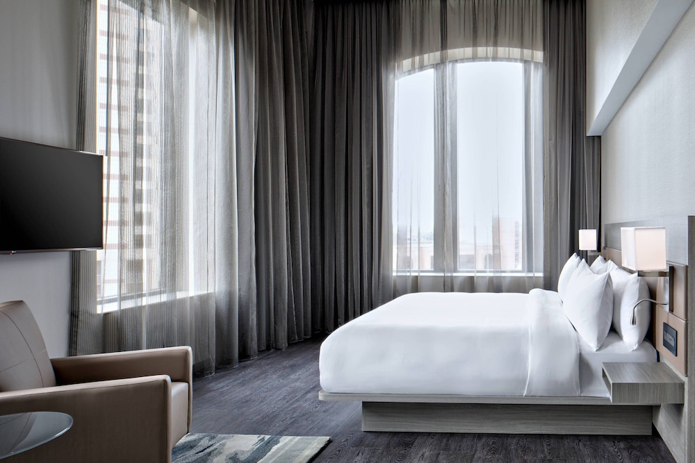 Room, 1 King Bed, City View, Corner photo 1