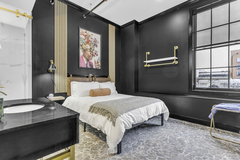 Deluxe Room, 1 Queen Bed, City View photo 2