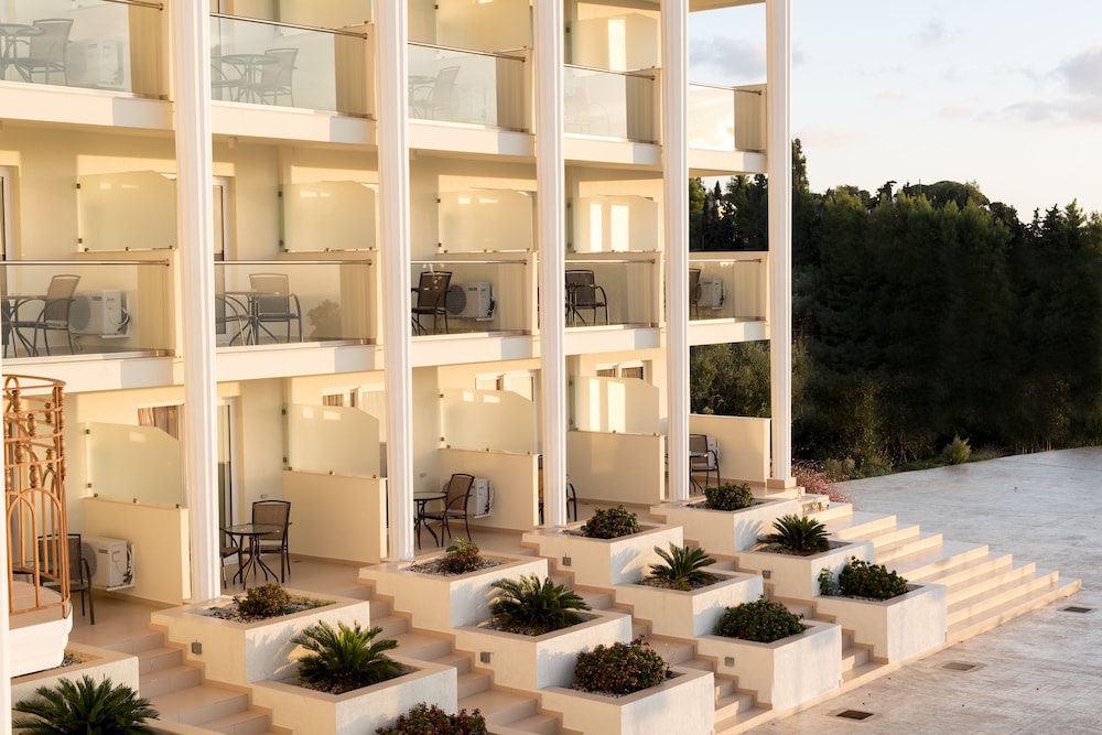 Poolfront Double Room with Sea View photo 3