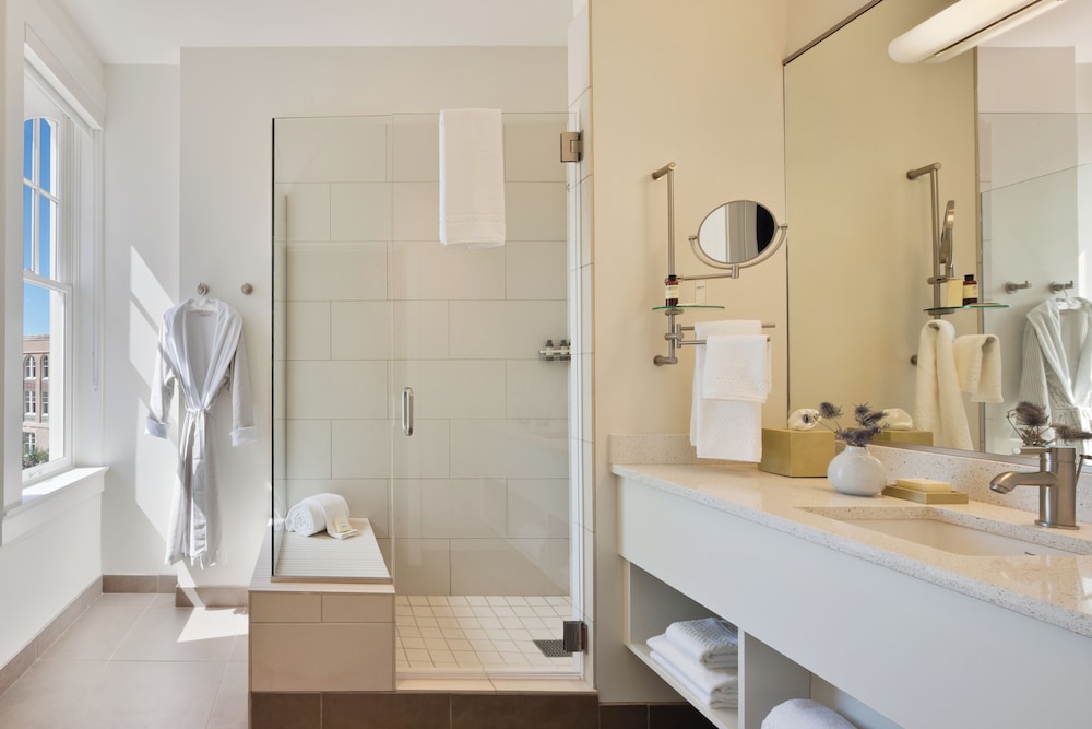 Luxury Suite - Photo 2