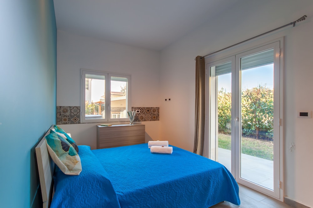 Family Apartment, Multiple Bedrooms, Sea Facing (Casa Smeralda a 200m From The Sea) photo 2
