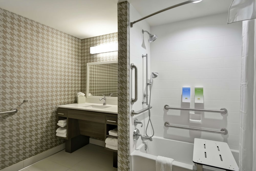 Suite, 1 Queen Bed, Accessible, Bathtub photo 2