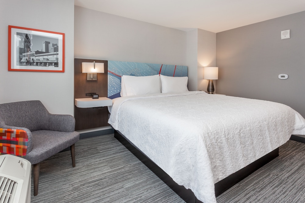 Room, 1 King Bed, Accessible, Refrigerator & Microwave (Roll-In Shower) photo 2