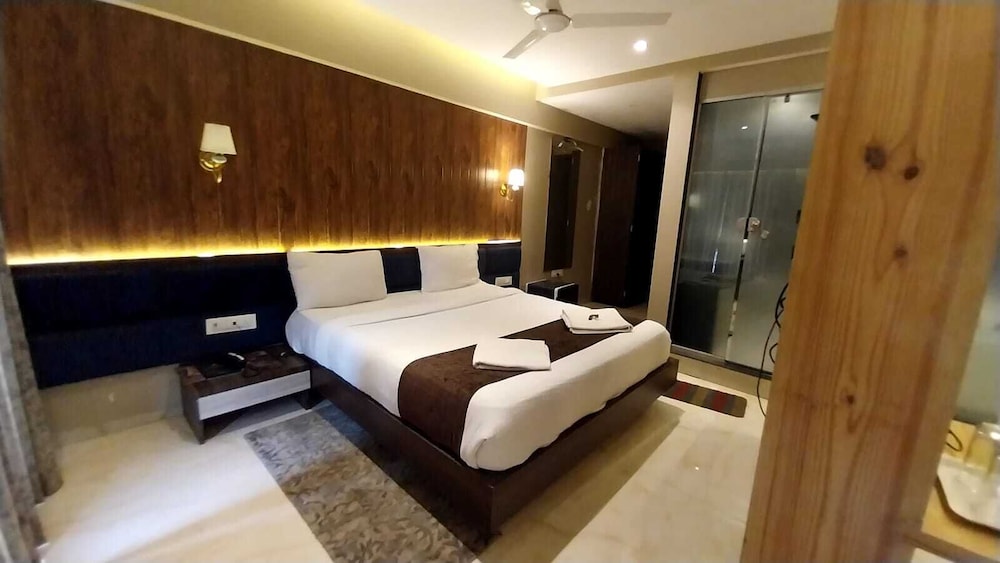 Luxury Suite - Photo 6