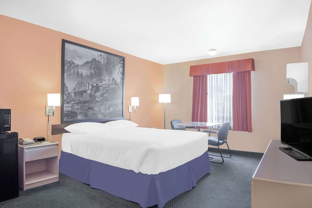 Room, 1 Queen Bed, Accessible, Non Smoking (Bathtub w/ Grab Bars) - Photo 1