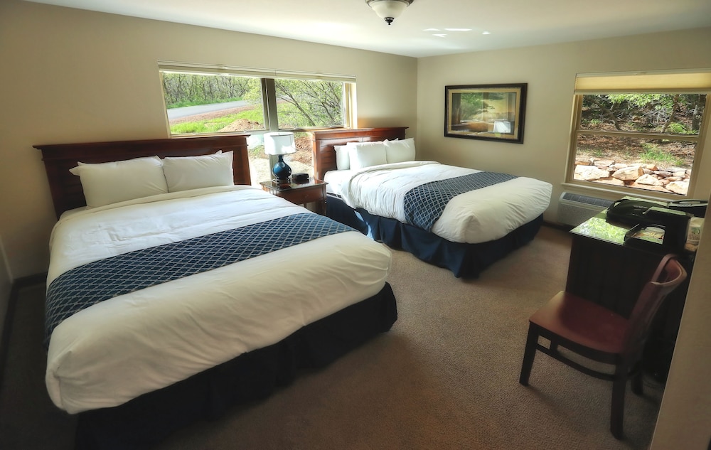 Oaks Lodge photo 1