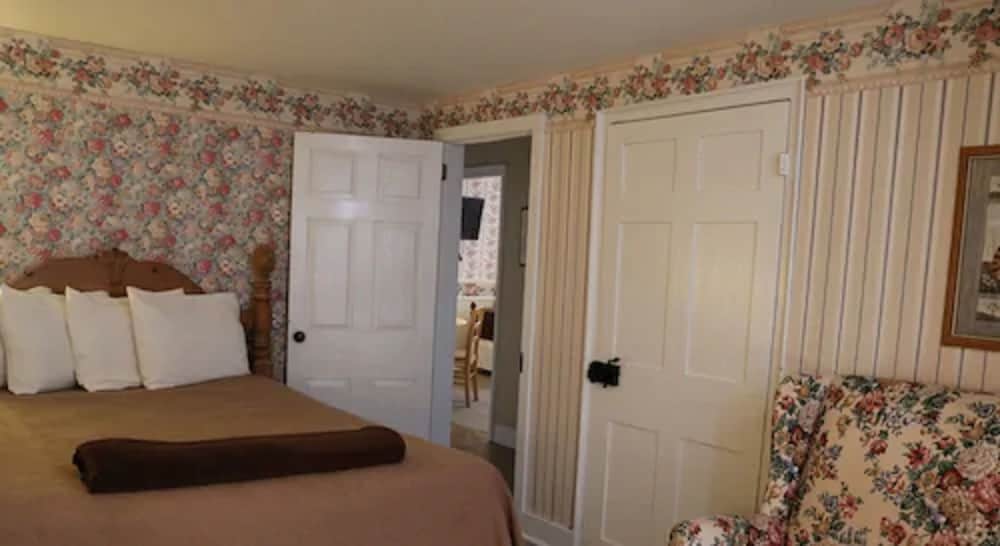 Farmhouse Suite, 2 Queen & 2 Single Beds (NOT A CABOOSE)
