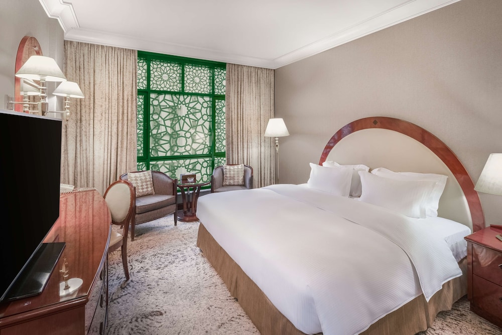 Room, 1 King Bed (Partial Haram View) - Photo 4