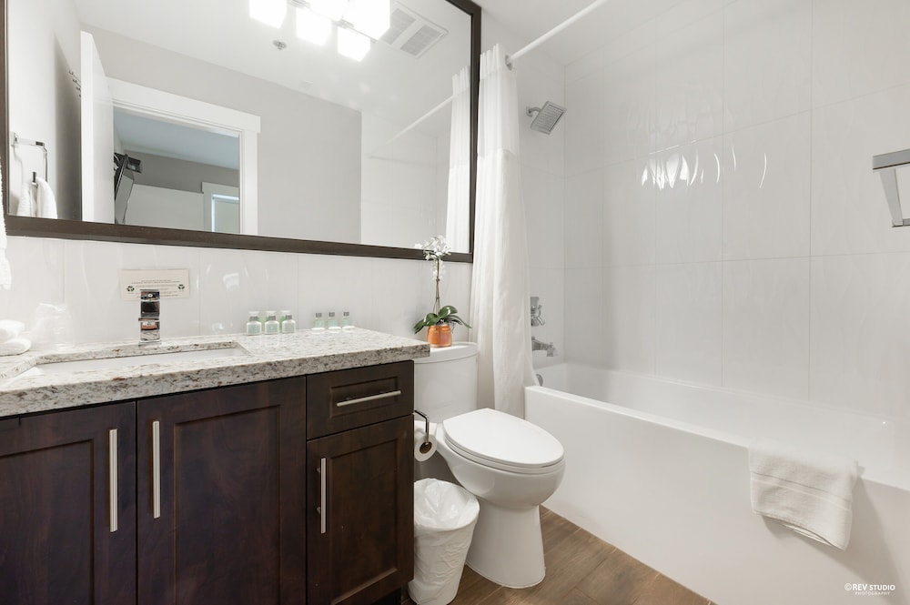 Deluxe Room, Family Suite with Fridge, Microwave photo 3