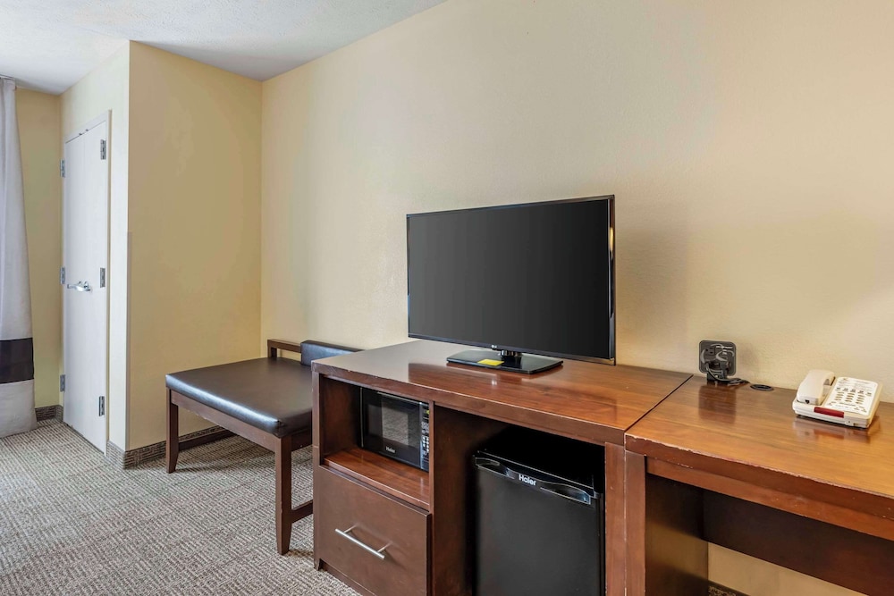 Suite, Non Smoking (2 Queen Bed with Sofabed) - Photo 2