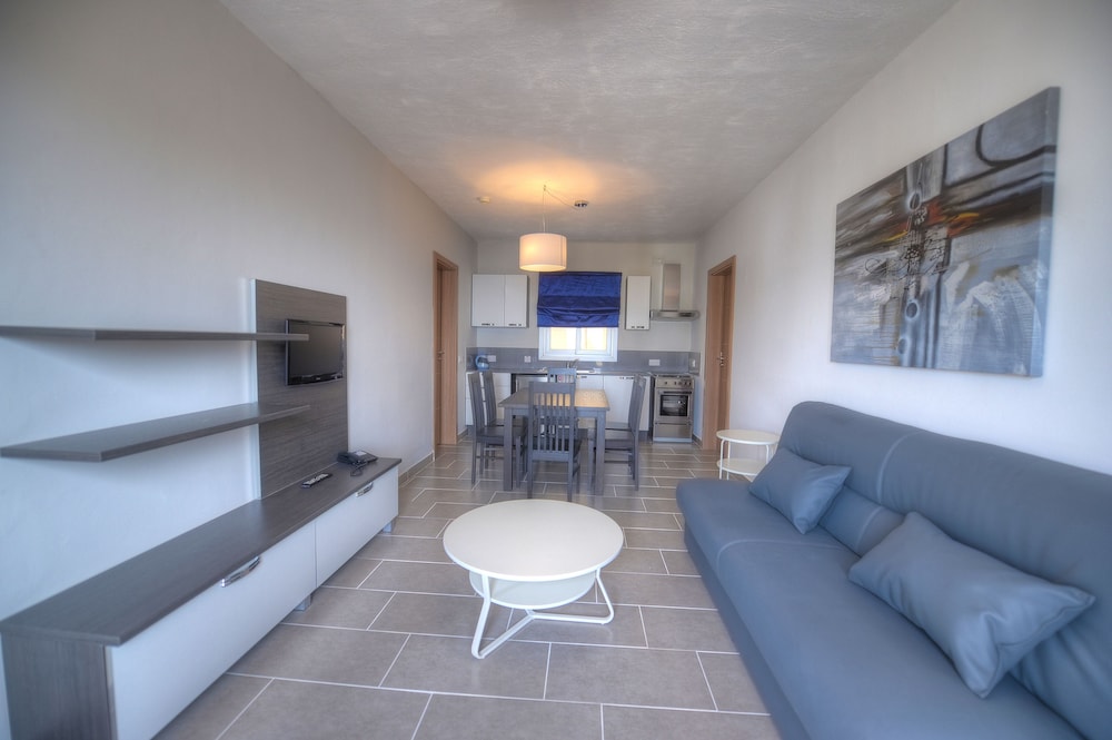 Superior Family Room photo 3