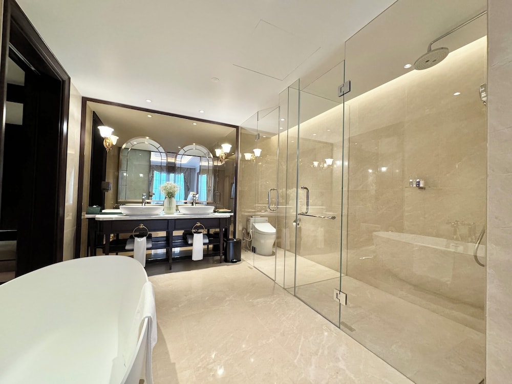 Executive Suite - Photo 7