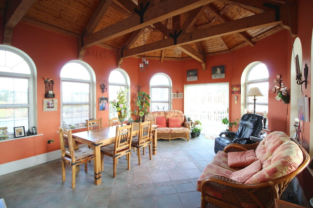House, 4 Bedrooms (4 Bathrooms) photo 2