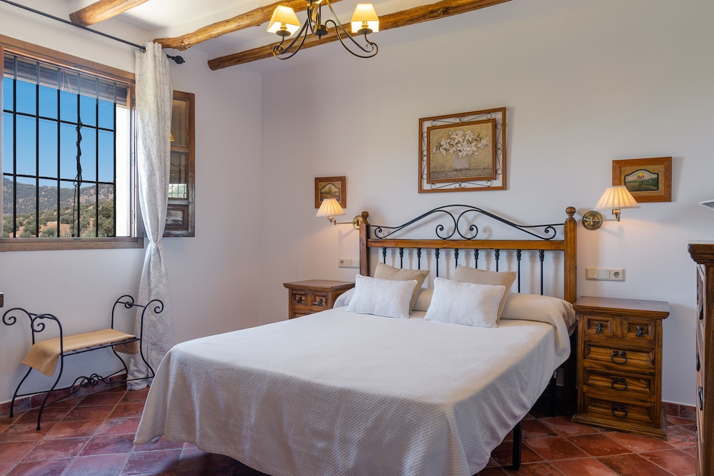Classic Villa, Multiple Bedrooms, Mountain View photo 3