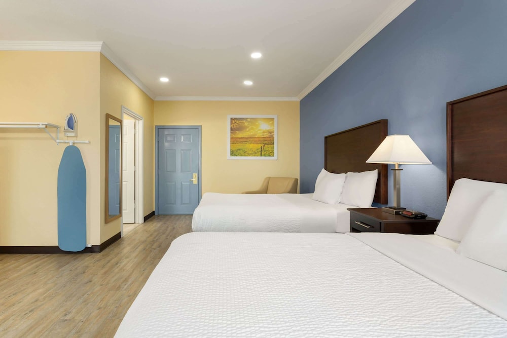 Room, 2 Queen Beds, Non Smoking - Photo 2