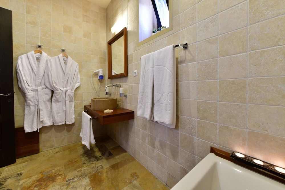 Deluxe Suite - Photo 18
