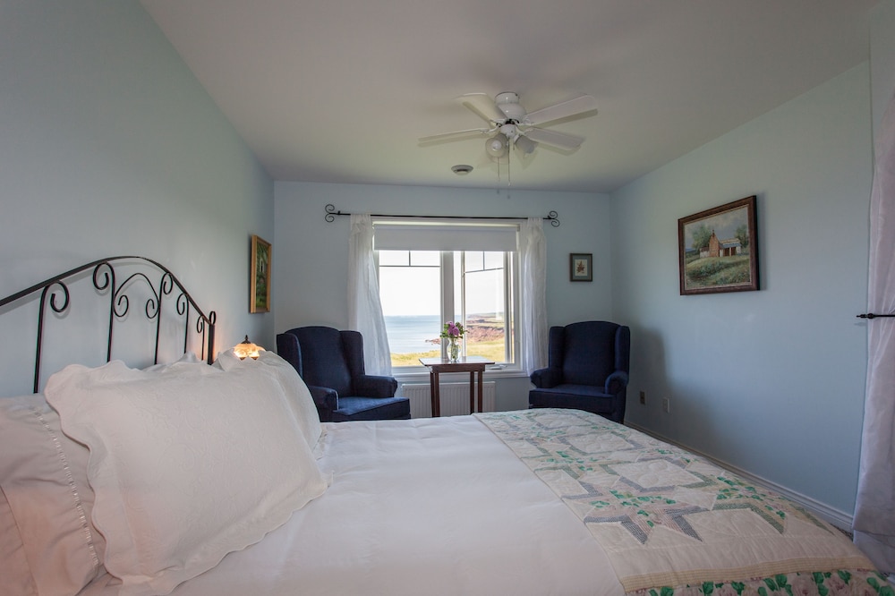 Deluxe Room, 1 Queen Bed, Ocean View (Sunrise) photo 2