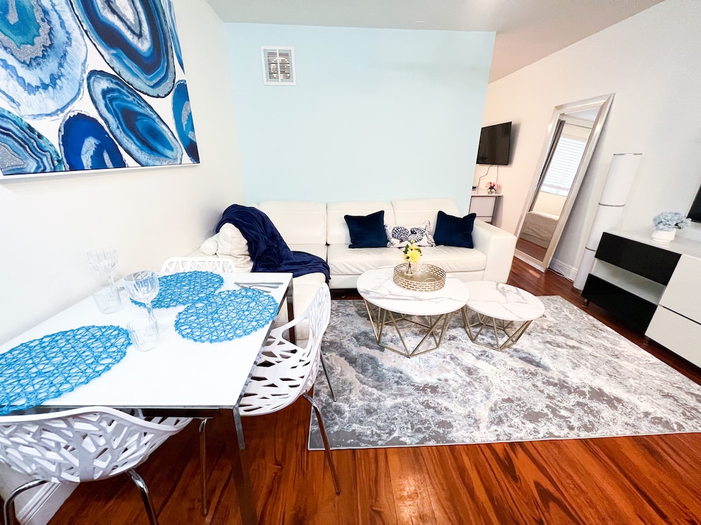 Standard Apartment, 1 King Bed, Non Smoking (Suite Eight)
