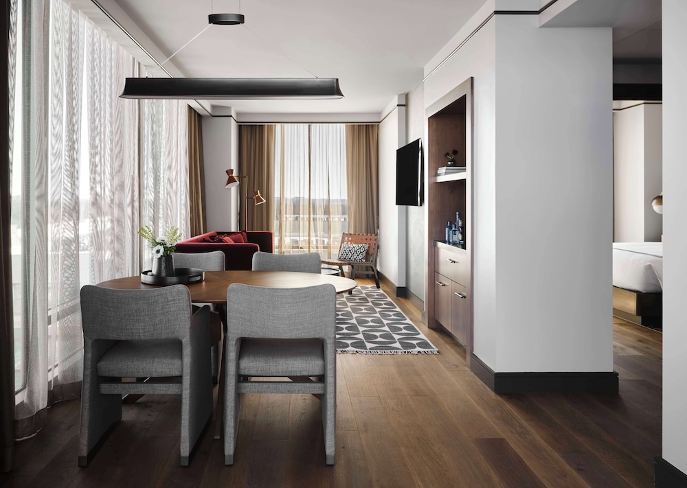 Suite, 1 Bedroom, Balcony, City View - Photo 4