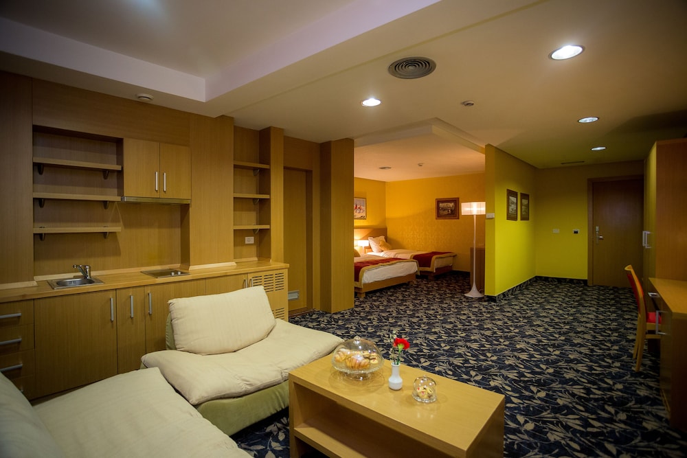 Family Room, Multiple Beds photo 2