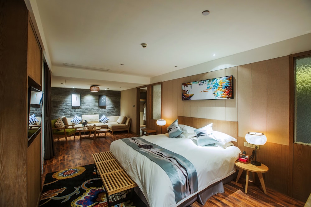 Deluxe King Room photo 2