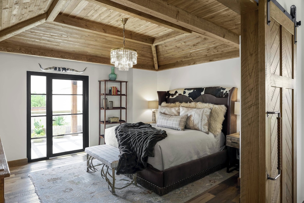 Presidential Suite, 1 King Bed, Fireplace (View) photo 2