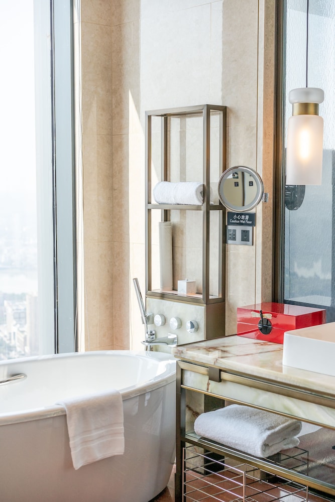 Deluxe Room, 1 King Bed, City View (High Floor) - Photo 3