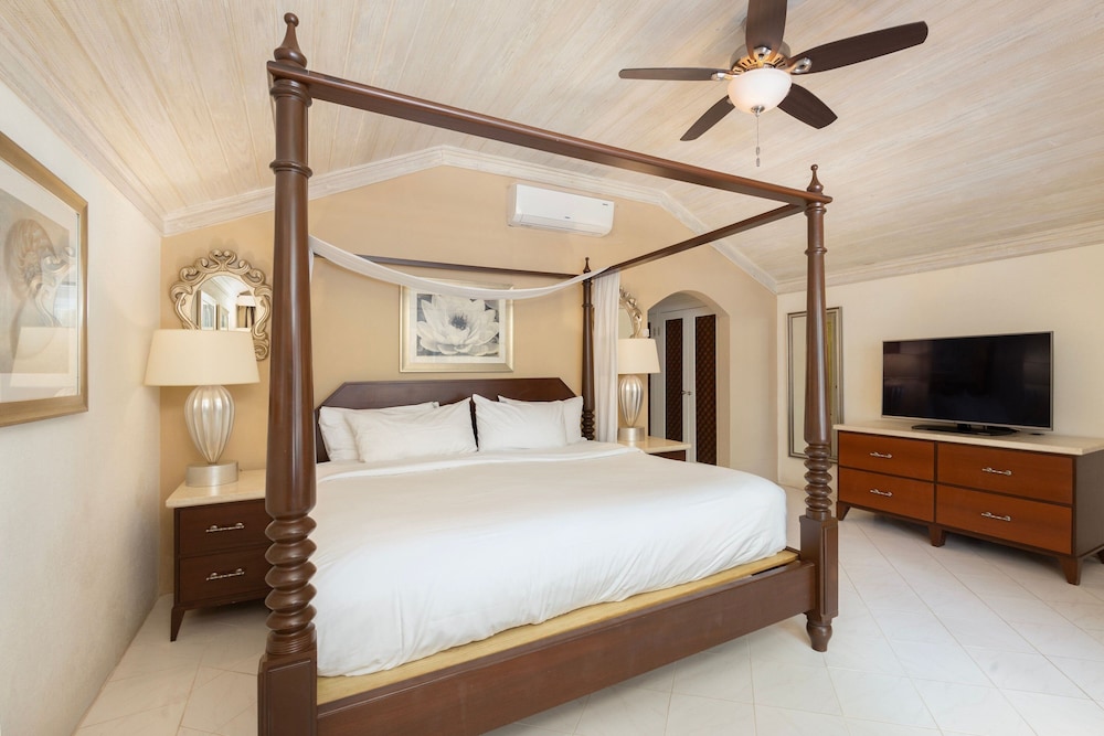 Luxury Room, 1 King Bed, Balcony, Ocean View photo 3