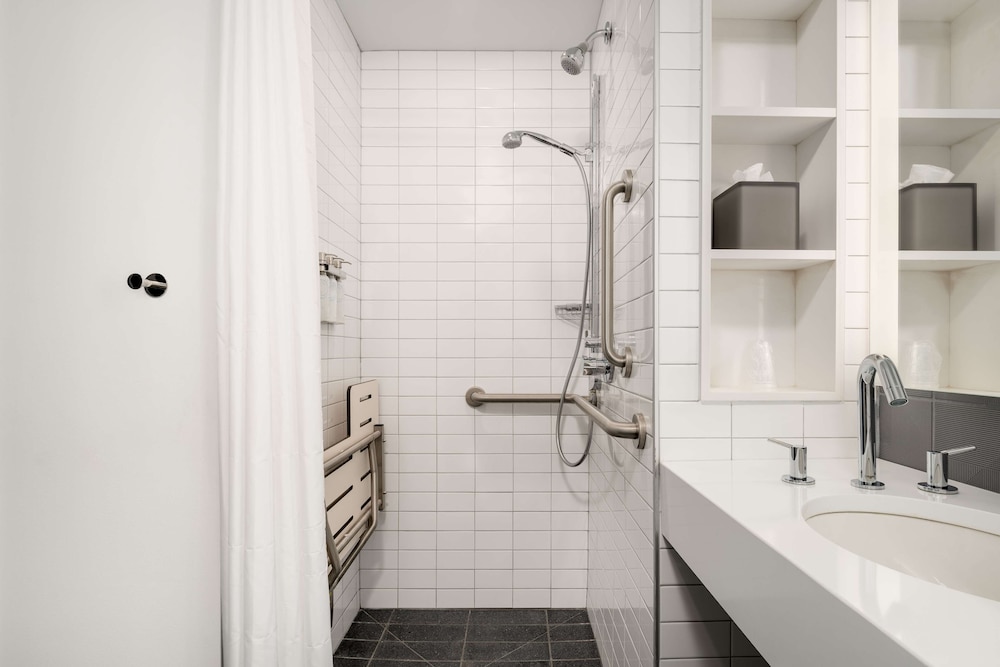 Room, 1 Queen Bed, Accessible (Mobility, Transfer Shower) - Photo 4