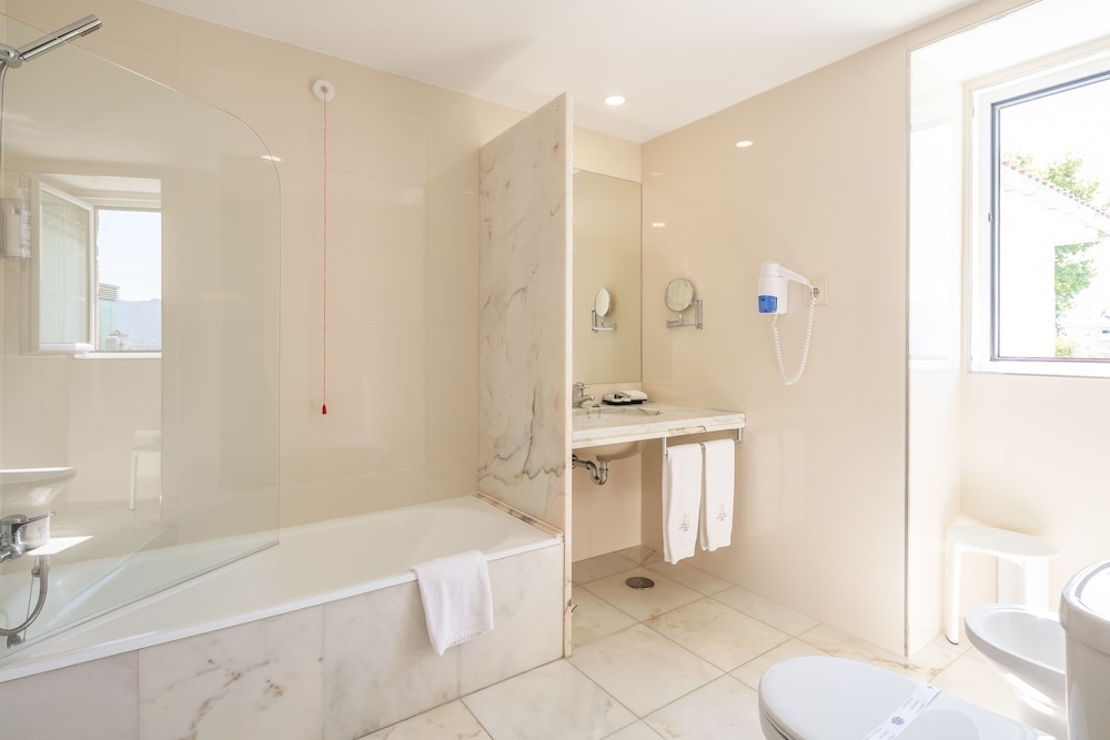 Premium Twin Room - Photo 12