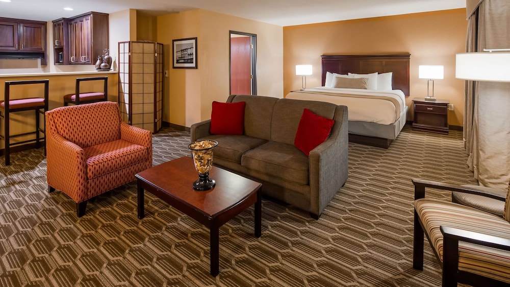Presidential Suite, 1 King Bed, Non Smoking, Refrigerator & Microwave - Photo 2