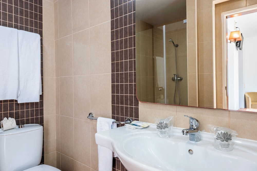 Standard Double or Twin Room - Photo 7